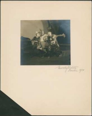 "Der Sturm" von William Shakespeare. Szene mit Martin Hellberg als Trinculo, Alexis Posse als Stephano und Bruno Decarli als Caliban. Dresden: Schauspielhaus, 29.06.1930