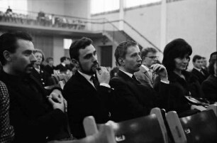 Donaueschingen: Donaueschinger Musiktage; Stadthalle; Gruppe in Stuhlreihe