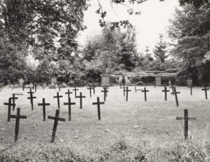 Gedenkkreuze für gefallene Soldaten und getötete Zivilisten des Zweiten Weltkrieges