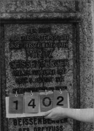 Grabstein 1402 [Hahn S. 74 Grab-Nr. 1960/61]: Grabstein 1402 (Detailaufnahme 1) [Hahn S. 74 Grab-Nr. 1960/61]