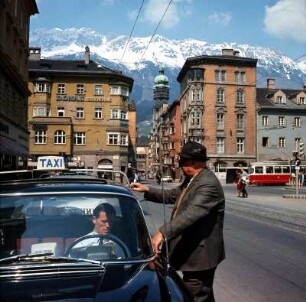 Innsbruck. Maria-Theresienstraße : Österreich. Innsbruck. Wartendes Taxi an der Maria-Theresienstraße