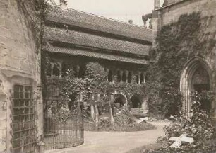 Hildesheim, Dom : zweigeschossiger romanischer Kreuzgang, links: an Domapsis der sogen. 1000-jährige Rosenstock, rechts: Annenkapelle