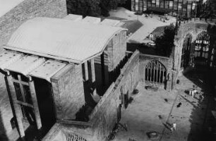 Die neue Kathedrale und die Ruine des 1940 zerstörten Kirchenbaus