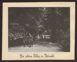 Soldaten flanieren in der Alllee. Detmold. Allee, am Anstieg zur Oberen Mühle