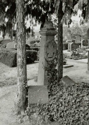 Grabmal für die drei im 1. Weltkrieg gefallenen Söhne des Pfarrers Buscheck : Grabmal für die drei im 1. Weltkrieg gefallenen Söhne des Pfarrers Buscheck. Sandstein (nach 1918). Großbardau, Friedhof