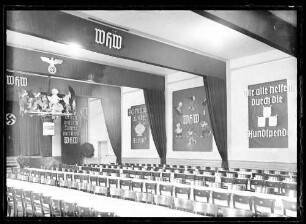 Geschmückter Festsaal mit Wehrmachtssymbolen, Veranstaltung des Winterhilfswerk