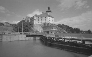 Persenbeug: geschlossenes Schleusentor und Schloss