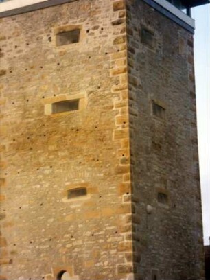 Stadtbefestigung-Wehrturm (Pfeiferturm Jahr 1460)- Ansicht von Nordosten mit Büchsenscharten sowie erhaltnen Balkenlöchern (Baugerüst) und Zangenlöchern in Werksteinen
