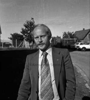 Kuhlwein, Eckart: geboren 11. April 1938: Diplom-Volkswirt und Journalist: Mitglied der SPD: Landesvorsitzender der Jusos 1969-1971: 1973/74 stellvertretender Vorsitzender der SPD in Schleswig-Holstein, ab 1975 im Landesvorstand: Landtagsabgeordneter 1971-1975: Kandidat der SPD für Wahl zum Bundestag im Wahlkreis 10: später Bundestagsabgeordneter 1976-1998: 1981/82 parlamentarischer Staatssekretär im Bundesministerium für Bildung und Wissenschaft