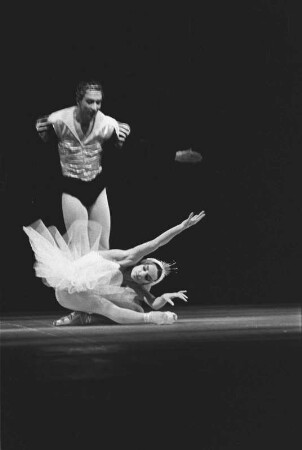 Szenenbilder aus "Schwanensee", Ballett zur Musik von Pjotr Iljitsch Tschaikowski. Ballettensemble Staatsoper Berlin, 16.11.1959