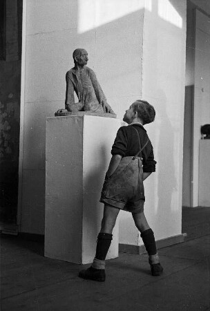 Knieender Hirte : Dresden. Nordhalle (heute: Militärhistorisches Museum der Bundeswehr). Eröffnung der II. Deutschen Kunstausstellung, Knabe vor "Kniendem Hirten" von Reinhold Langner.