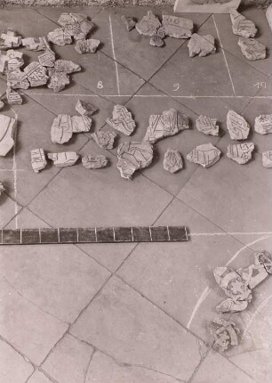 Benediktinerklosterkirche Sankt Marien und Sankt Cyprian: Fragmente des inkrustierten romanischen Schmuckfußbodens