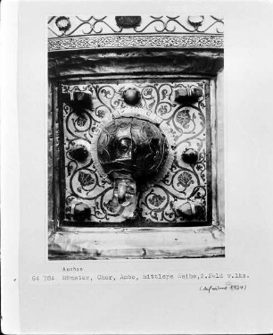 Evangelienkanzel Heinrichs II. in geschlossenem Zustand mit Treppenrampe — Ambo Heinrichs II. in geöffnetem Zustand — Achatschüssel?