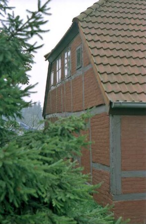 Vorburgstraße 6: traufständige Zweifamilien-Fachwerkkate: Giebelseite mit Fachwerk