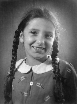Kinderbilder. Porträt eines Mädchens mit Zöpfen