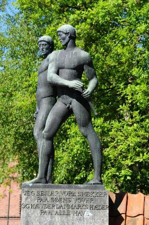 Skulpturen : Skulpturen von zwei nackten Jünglingen auf dem Marktplatz, mit dänischer Inschrift. Bedeutung unklar. Aufgenommen im Mai 2008. Foto Uwe Gerig