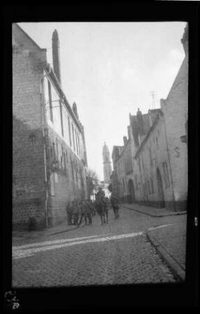 Cambrai (Dep. Nord, Frankreich): Straßenzug, im Hintergrund der Glockenturm [=Belfried] (Distanzaufnahme)