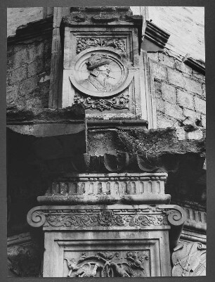 Dresden. Großer Schlosshof. Treppenturm. Relief