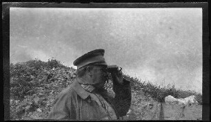 Saint-Mihiel (Dep. Meuse, Frankreich): "General von Xylander im Bäuerlein-Graben" mit Feldstecher (Brustbild, Seitansicht)
