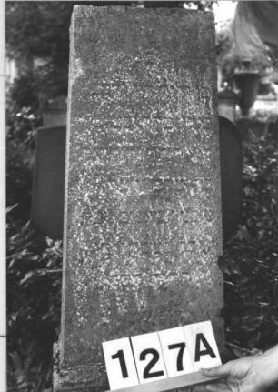 Grabstein 127 (Index: 99898935) Material: Sandstein Zustand: etwas angewittert Maße HxBxT: 154x45x34 cm Beschreibung: Obelisk, Sockel und Seiten felsartig gearbeitet: Grabstein 127 (Detailaufnahme)