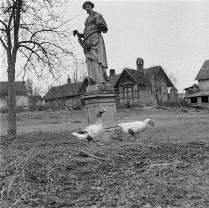LPG Basedow. Flora-Statue aus dem ehemaligen Schloßpark