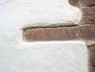 Kirchturm von Süden - Südostkante - beim Bau in Romanischer Zeit mit verwendeter Römischer Werkstein mit Inschrift im Detail