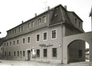Belgern, Markt 13. Ehemalige Ausspanne und Poststation (Wohnhaus mit Post; 1751/1800) mit Torbogen. Straßenansicht