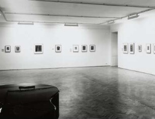 Raumaufnahme : Raumaufnahme im großen Saal in der Ausstellung: Arnold Schönberg - Das bildnerische Werk. 30.09.2001-18.11.2001