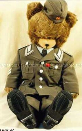 Teddy in Uniform der NVA (Dienst- und Ausgangsuniform der Landstreitkräfte mot.Schützen, Dienstgrad Unteroffizier, Berufsunteroffizier)