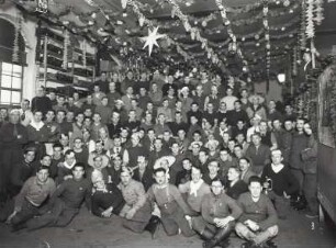 Gruppenaufnahme kriegsgefangener Franzosen zur Weihnachtsfeier im Lager Turnhalle am Scheunenplatz