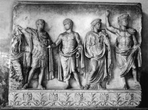 Relief mit vier männlichen Halbakten : Relief mit vier männlichen Halbakten aus einer Sammlung in Ravenna