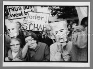 Demonstranten mit "Schah-Tüten" beim Besuch des Schahs von Persien