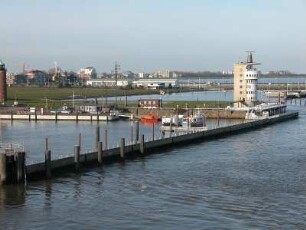 Cuxhaven - Hafengelände : Totalansicht des Seehafens von Cuxhaven, aufgenommen am 24. November 2004