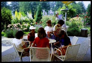 Insel Mainau: Kinder am Tisch im Blumengarten