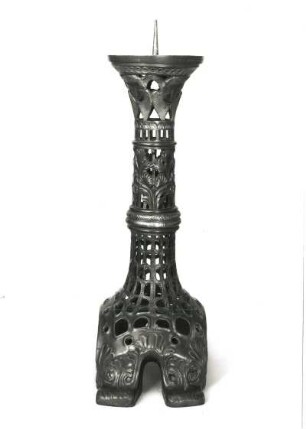 Leuchter : Leuchter.Bronze?, durchbrochen; Höhe 79 cm (um 1909). Dresden-Striesen, Versöhnungskirche