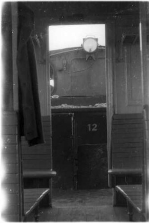 Kleinengstingen - Gammertingen, Arbeitszug, Blick vom Personenwagen von 1901, Holzklasse, auf Lok 12, Tenderseite mit elektrischer Loklaterne