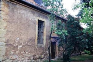 Langhauswand Kirche und Eingangstür