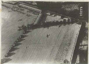Flugzeug über dem Flugplatz Oberschleißheim (300 m)