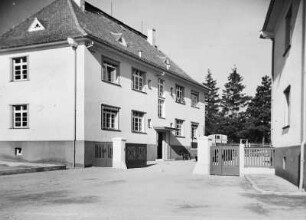 Coswig, Gartenstraße 24 und 22. Wohnhäuser (Siedlungsbau 1929). Straßenansicht