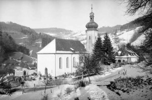 St. Ulrich: Landvolkshochschule St. Ulrich; Kloster mit Kirche, im Winter, rechts Schule