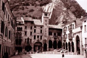 Vittorio Veneto: Piazza mit alten Häusern, Campanile und Berg