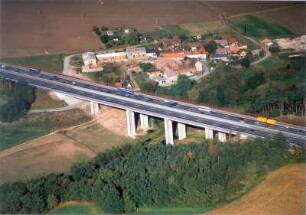 Stadtroda-Podelsatz. Podelsatzbrücke. Autobahnbrücke der Bundesautobahn BAB 4 über einen Geländeeinschnitt unmittelbar bei Podelsatz. Luftbild-Schrägaufnahme von Südsüdost