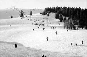 Feldberg: Skilift und Skiläufer