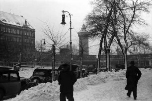 Berlin: Admiral vom Köster Ufer; Hintergrund runder Turm