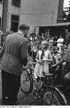 Schule, u.a. Dresden, 7. Mittelschule: Kunstunterricht, Linolschnitt - 1. POS Dr. Kurt Fischer, Marienallee 5, 1. Projekt zum Neubau - 38. Mittelschule (ab 1971 38. POS Alfred Thiele) in Dresden-Naußlitz, Pausensport - 41. Grundschule, Dresden-Mickten, Fahrrad - Neubau Fetscherstraße - 65. Grundschule, Dresden-Kleinzschachwitz, Schülerlabor - 33. Mittelschule (ab 1985 33. POS Anna Seghers), Neubau, errichtet 1958-59 - Deutsches Hygiene-Museum Dresden - Schülerkonzert - Abschlußprüfung Chemie - EOS Pestalozzi, Kunstunterricht - Lehrer hilft bei Hausaufgaben, etc., Juni - Dezember 1959