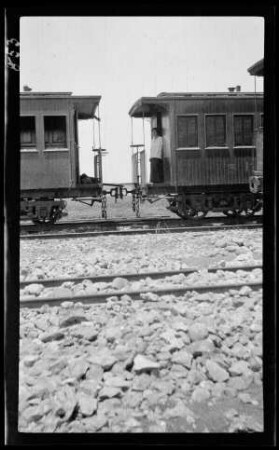 Frau auf der Plattform eines Eisenbahnwaggons