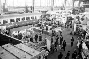 Basel (Schweiz): Ausstellungshalle von oben; mit Waggons