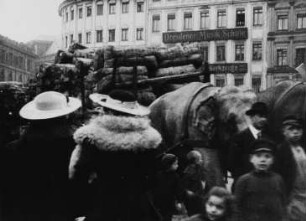 Szene aus dem Dokumentarfilm "Die Hinrichtung des wildgewordenen Riesenelefanten Arno": Einsatz von Zugmaschinen aus dem Zirkus Sarrasani zum Transport kriegswichtiger Güter (Tabakballen), im Hintergrund die "Dresdner Musikschule"