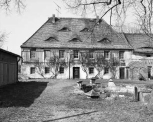 Schönteichen-Biehla. Rittergut, Schulstraße 13/17 (17. Jahrhundert, 2. Hälfte 19. Jahrhundert). Ehemaliges zweites Herrenhaus (bezeichnet 1677). Hoffront mit Brunnenanlage
