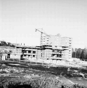 Schule am Masurenweg: die Baustelle bei Grundsteinlegung: Ansicht von Westen, dahinter Wohnhäuser am Masurenweg